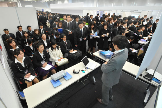 採用担当者が外国人留学生のために会社説明会や選考案内をします。